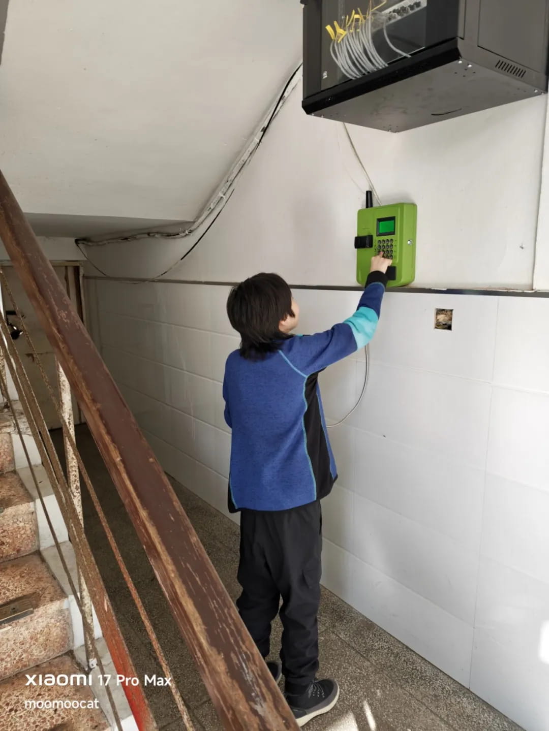 猫笔刀儿子在厕所边上找到一个公用电话